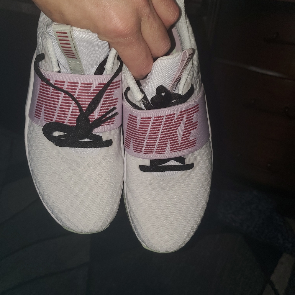 Brand new. NIKE in season renew sneakers size 6.5